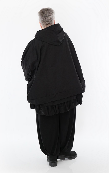 Ganzjahr Jacke in kastiger Form aus feiner Memorytaft Qualität in verschiedenen Farben