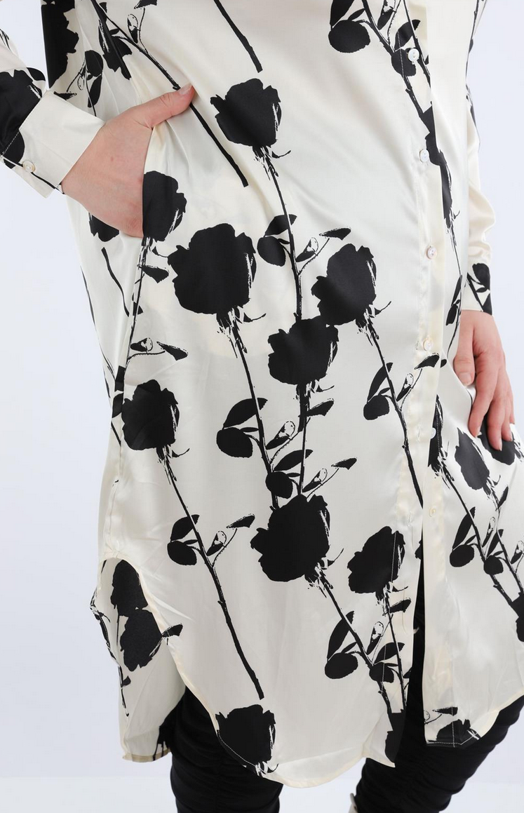 Sommer Bluse in gerundeter Form aus glatter Satin Qualität