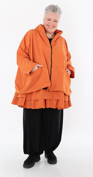 Ganzjahr Jacke in kastiger Form aus feiner Memorytaft Qualität
