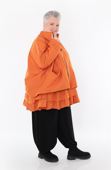 Ganzjahr Jacke in kastiger Form aus feiner Memorytaft Qualität