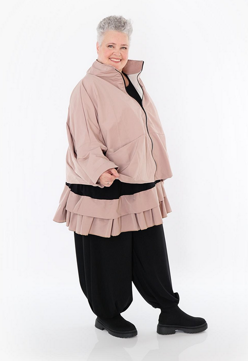 Ganzjahr Jacke in kastiger Form aus feiner Memorytaft Qualität