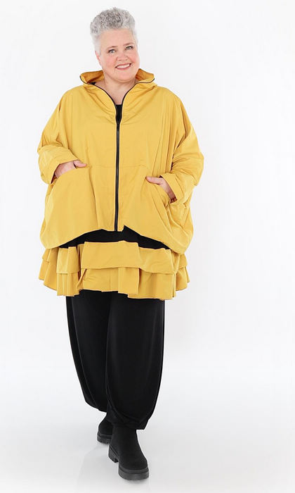 Ganzjahr Jacke in kastiger Form aus feiner Memorytaft Qualität