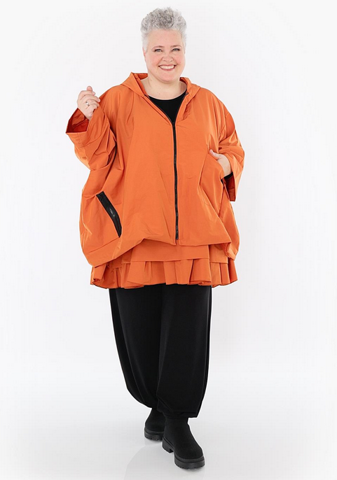 Ganzjahr Jacke in kastiger Form aus feiner Memorytaft Qualität in verschiedenen Farben