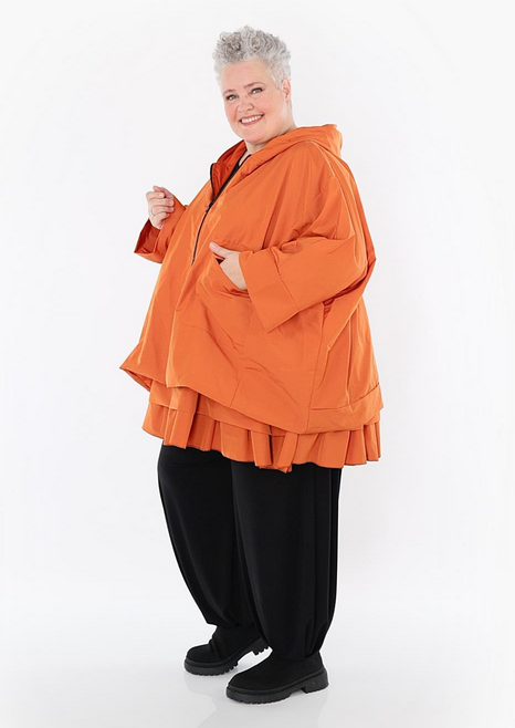Ganzjahr Jacke in kastiger Form aus feiner Memorytaft Qualität in verschiedenen Farben