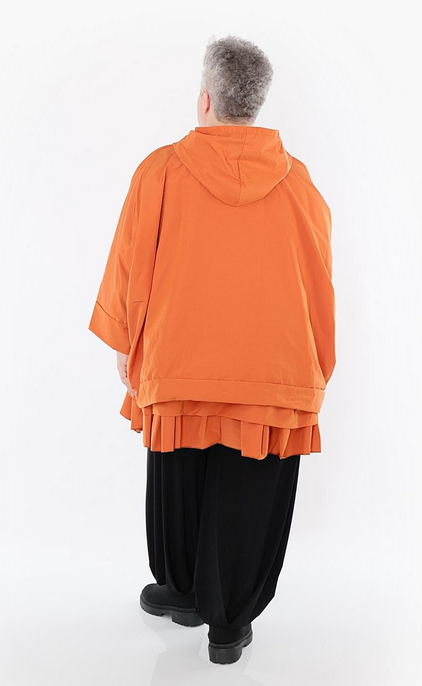 Ganzjahr Jacke in kastiger Form aus feiner Memorytaft Qualität in verschiedenen Farben