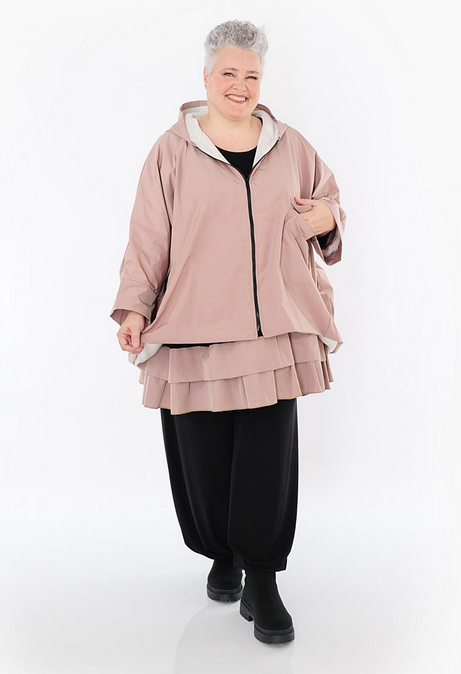 Ganzjahr Jacke in kastiger Form aus feiner Memorytaft Qualität in verschiedenen Farben