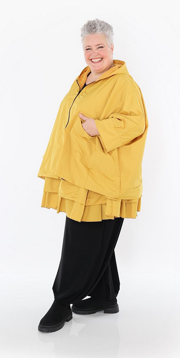 Ganzjahr Jacke in kastiger Form aus feiner Memorytaft Qualität in verschiedenen Farben