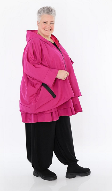 Ganzjahr Jacke in kastiger Form aus feiner Memorytaft Qualität in verschiedenen Farben