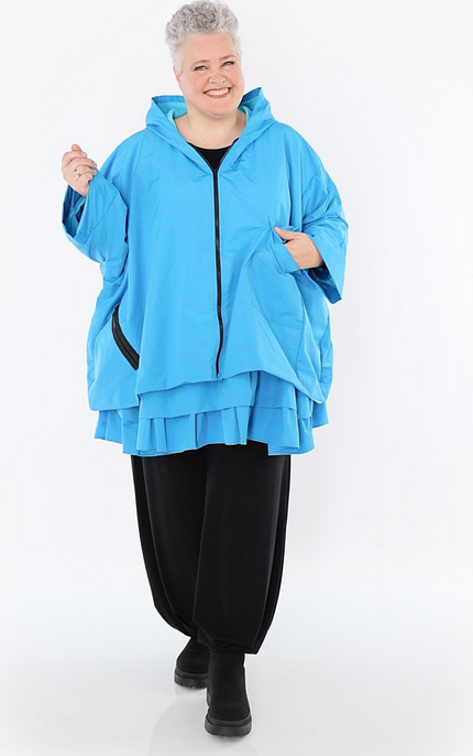 Ganzjahr Jacke in kastiger Form aus feiner Memorytaft Qualität in verschiedenen Farben
