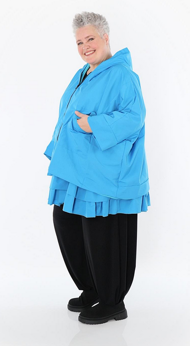Ganzjahr Jacke in kastiger Form aus feiner Memorytaft Qualität in verschiedenen Farben