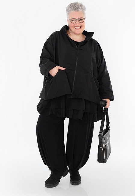 Ganzjahr Jacke in kastiger Form aus feiner Memorytaft Qualität