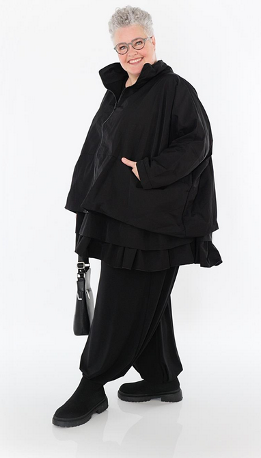 Ganzjahr Jacke in kastiger Form aus feiner Memorytaft Qualität