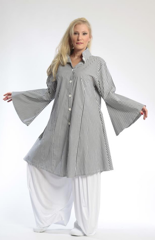 Bluse im Materialmix mit weitem Trompetenärmel - Blouse in a material mix with wide trumpet sleeves