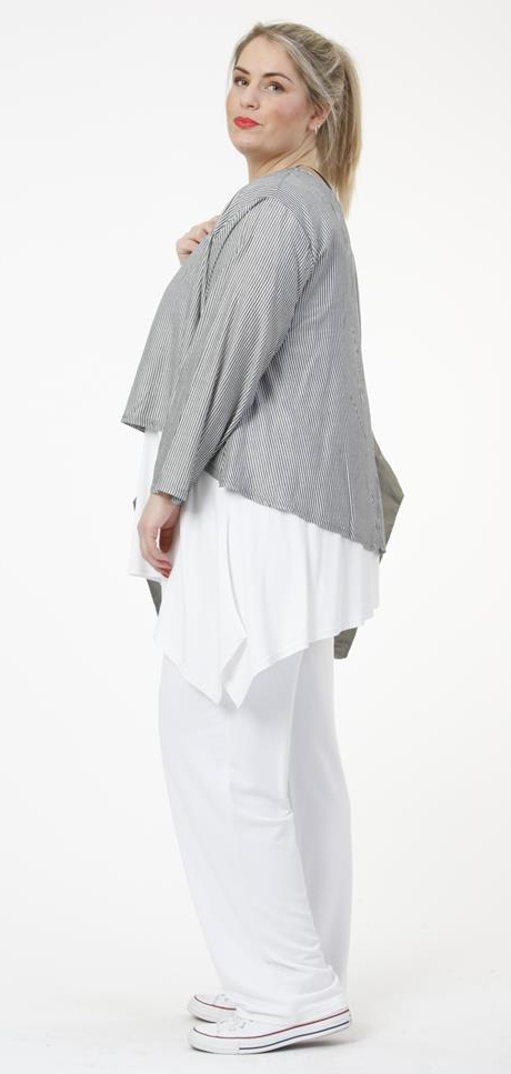 Kurzes Jäckchen aus weichem Baumwollmaterial - Short jacket made of soft cotton fabricsKopie)
