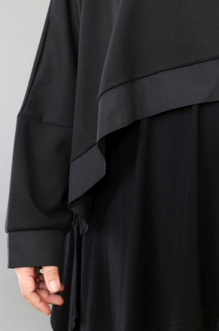 Ganzjahr Überwurf in kastiger Form aus feiner Jacquard Qualität