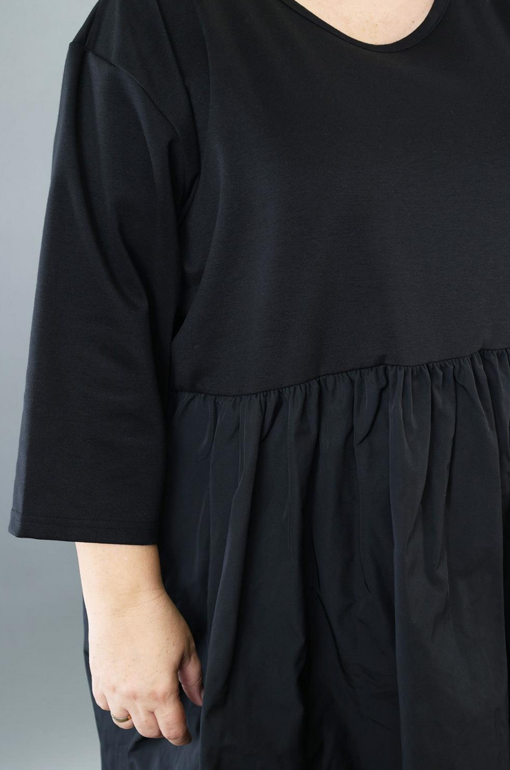 Ganzjahr Kleid in Ballon Form aus feiner Jacquard Qualität