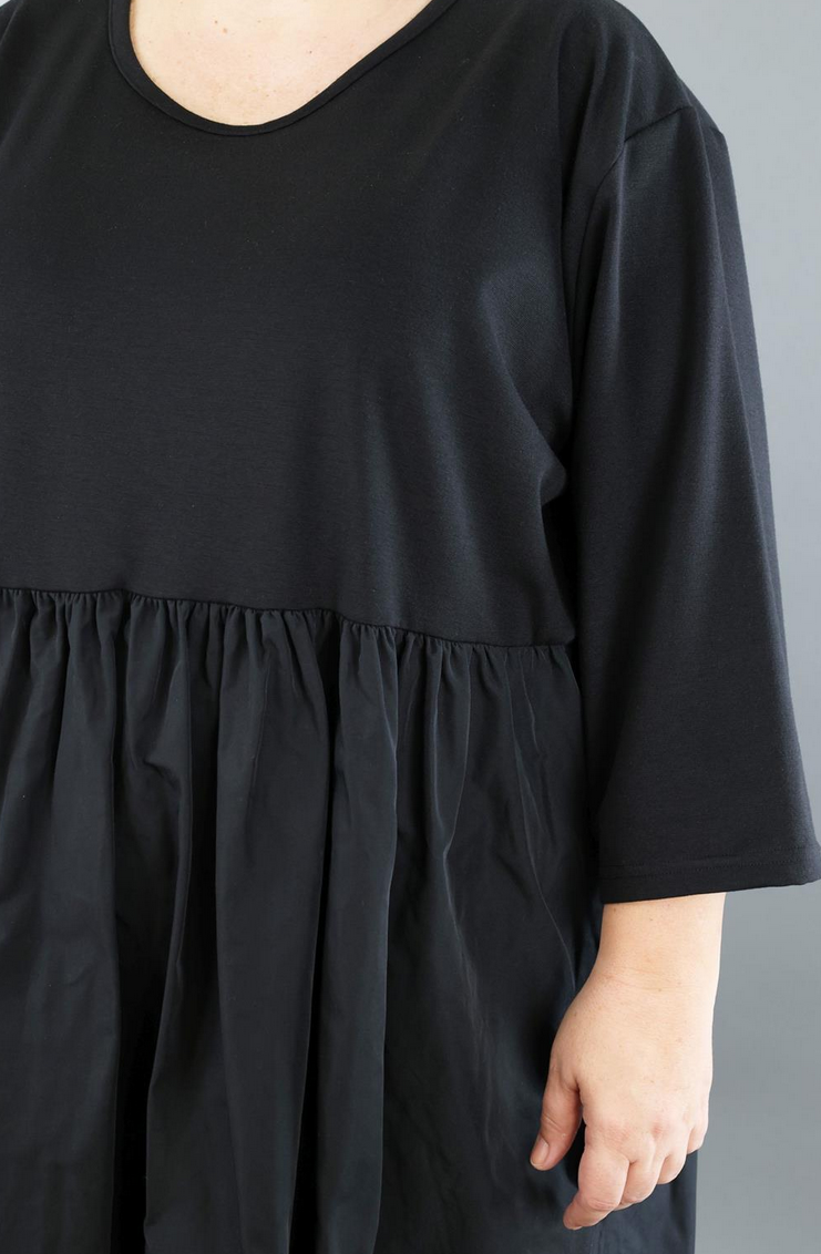 Ganzjahr Kleid in Ballon Form aus feiner Jacquard Qualität