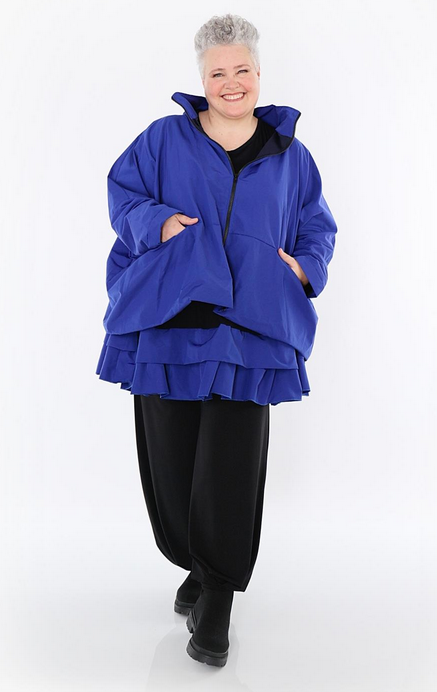 Ganzjahr Jacke in kastiger Form aus feiner Memorytaft Qualität