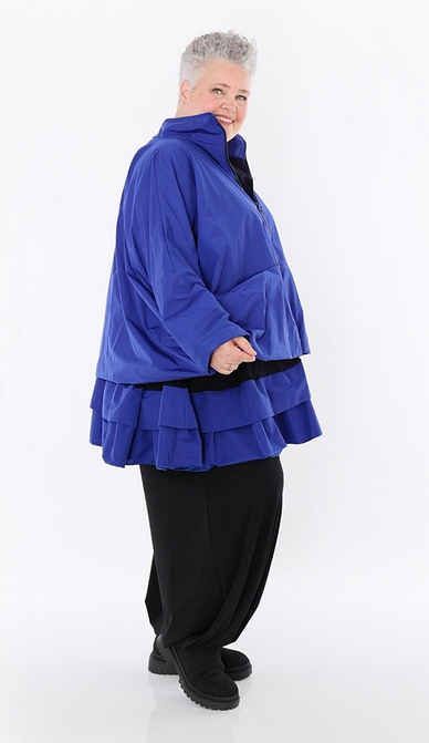 Ganzjahr Jacke in kastiger Form aus feiner Memorytaft Qualität