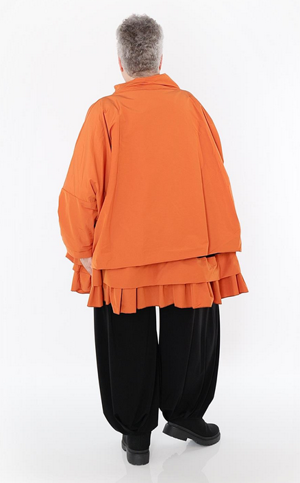 Ganzjahr Jacke in kastiger Form aus feiner Memorytaft Qualität