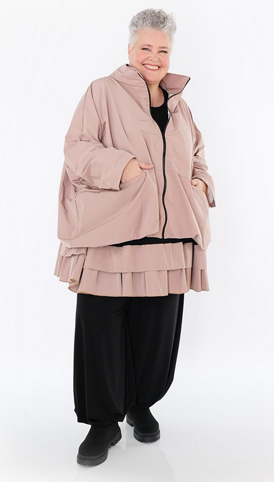 Ganzjahr Jacke in kastiger Form aus feiner Memorytaft Qualität