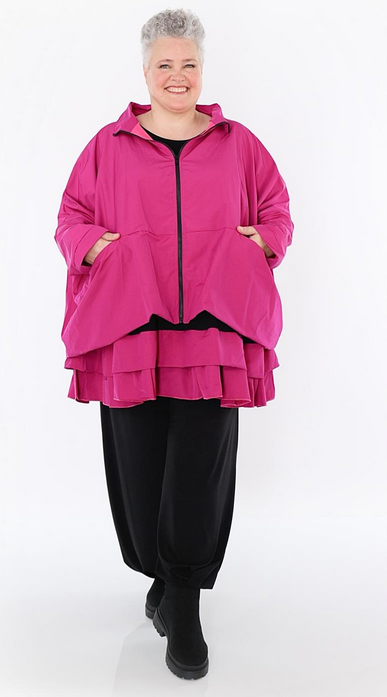 Ganzjahr Jacke in kastiger Form aus feiner Memorytaft Qualität
