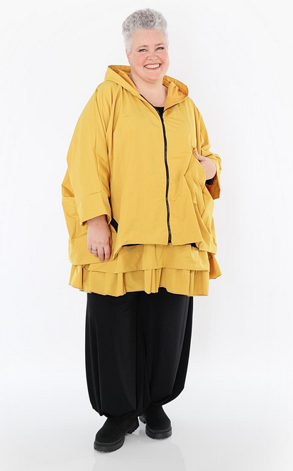Ganzjahr Jacke in kastiger Form aus feiner Memorytaft Qualität in verschiedenen Farben