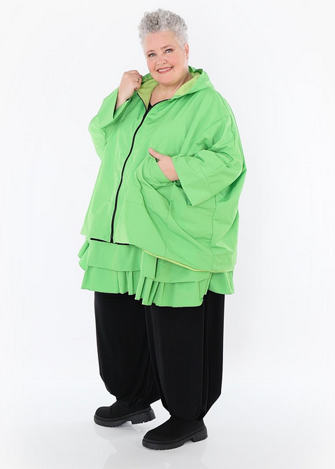Ganzjahr Jacke in kastiger Form aus feiner Memorytaft Qualität in verschiedenen Farben